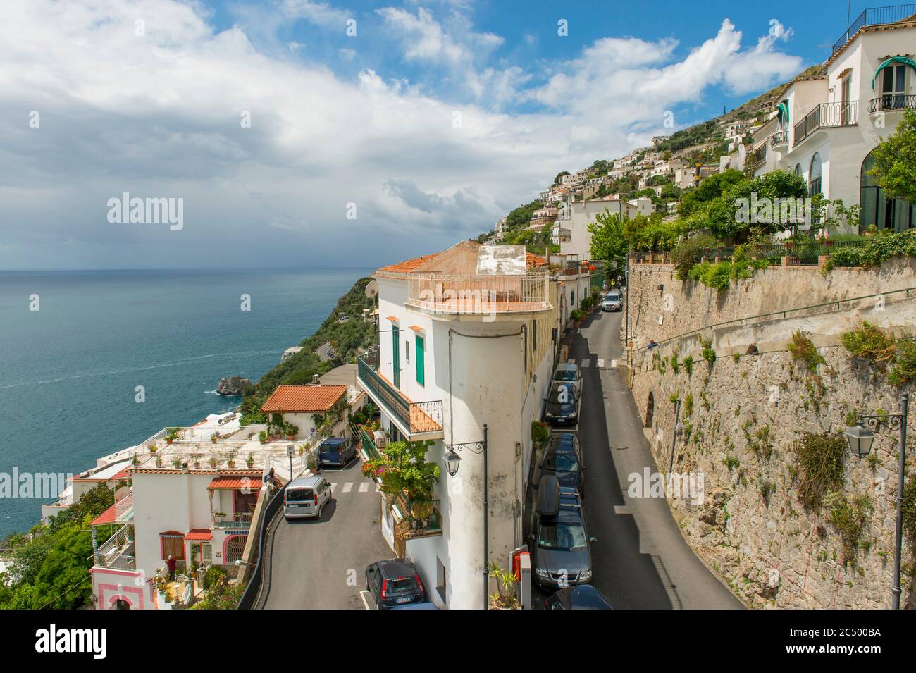 La route côtière le long de la côte amalfitaine est très étroite comme on le voit ici à Praiano, une communauté de la province de Salerne dans la région Campanie du sud Banque D'Images