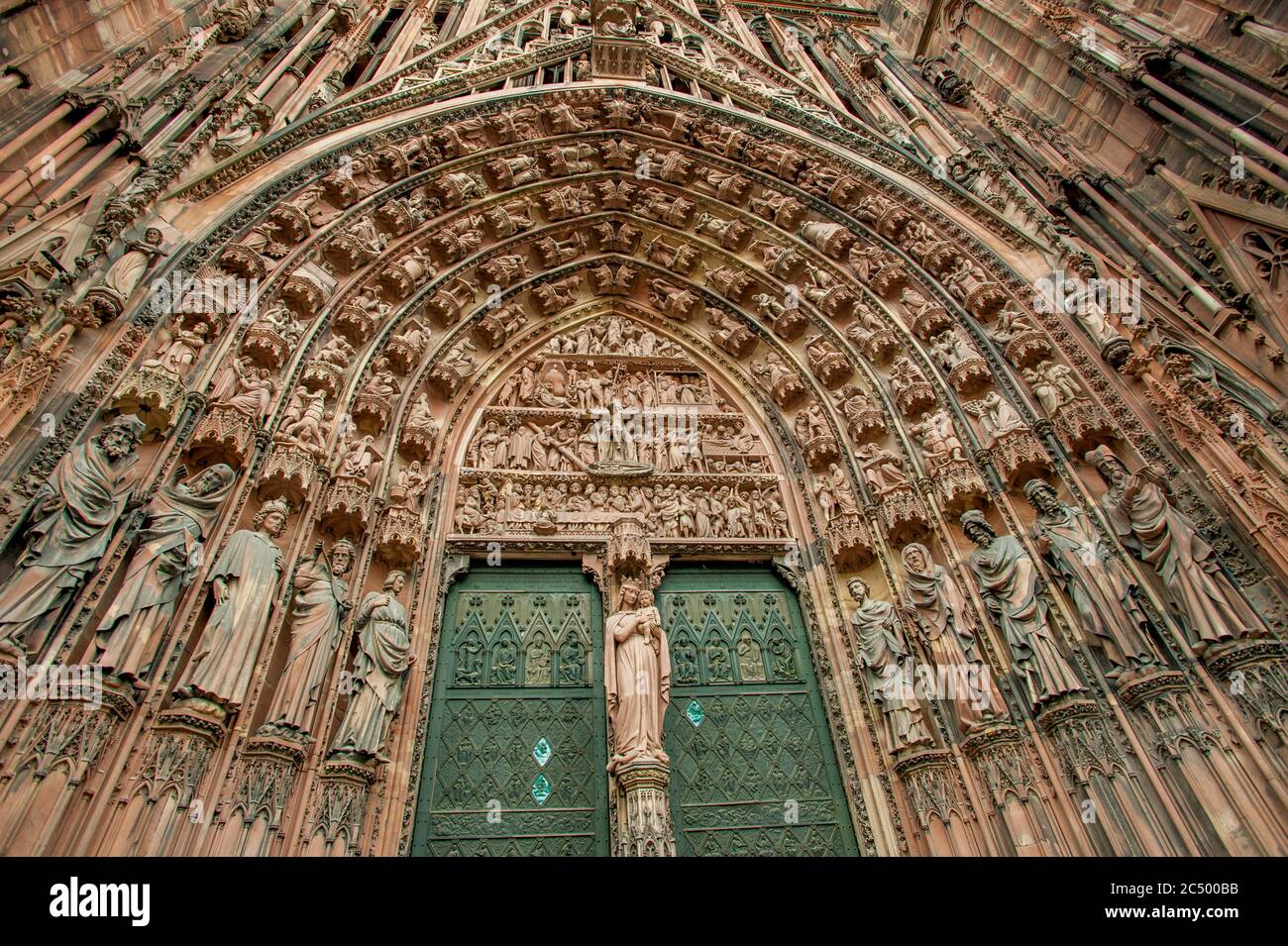 Détail de la porte avec sculptures de personnages religieux sur la façade ouest de la cathédrale notre Dame, dans la ville de Strasbourg, Alsace à l'est Banque D'Images
