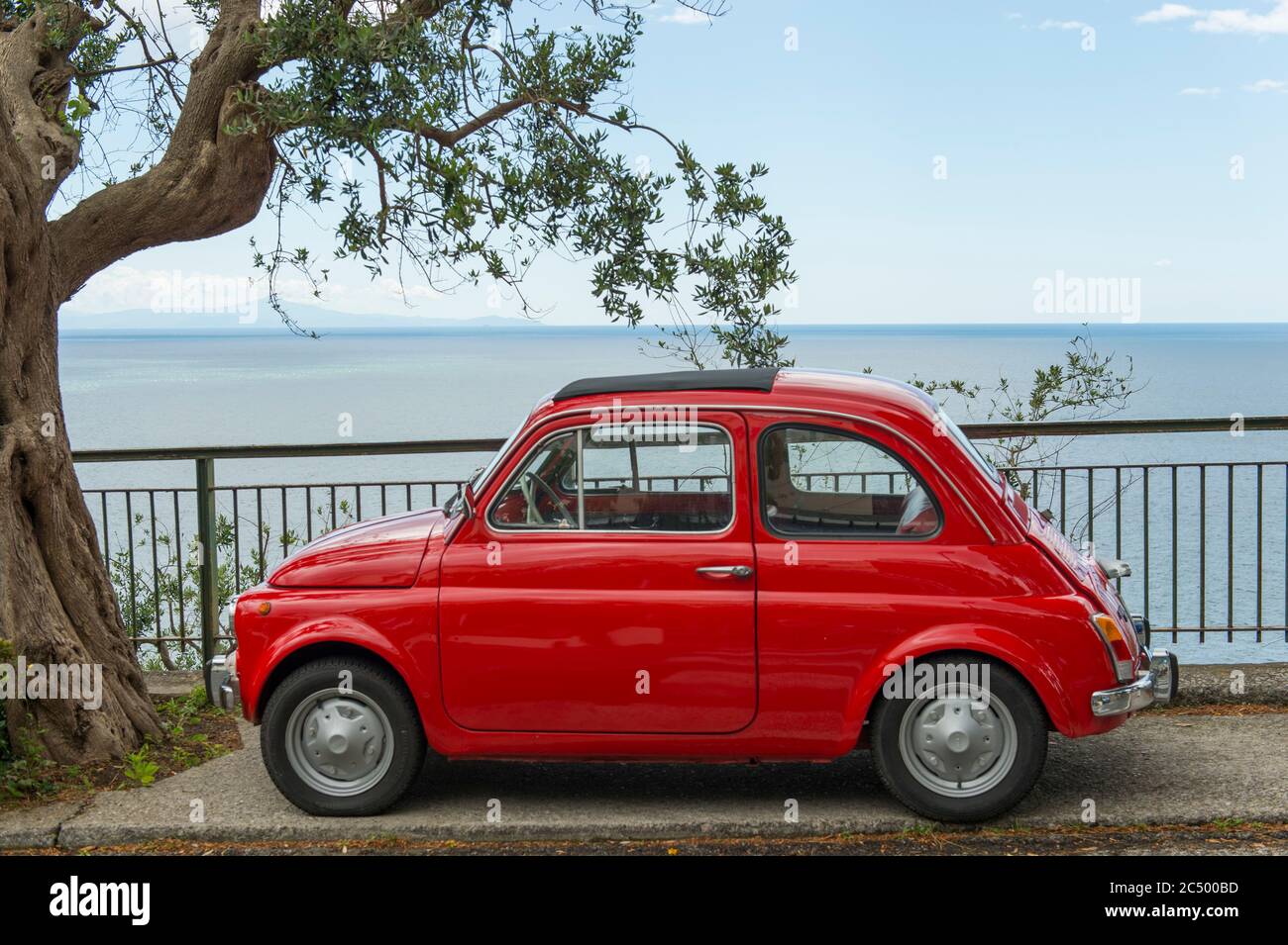 Red Fiat 500 garée à Praiano, une communauté de la province de Salerne dans la région Campanie du sud-ouest de l'Italie qui est située sur la côte amalfitaine. Banque D'Images