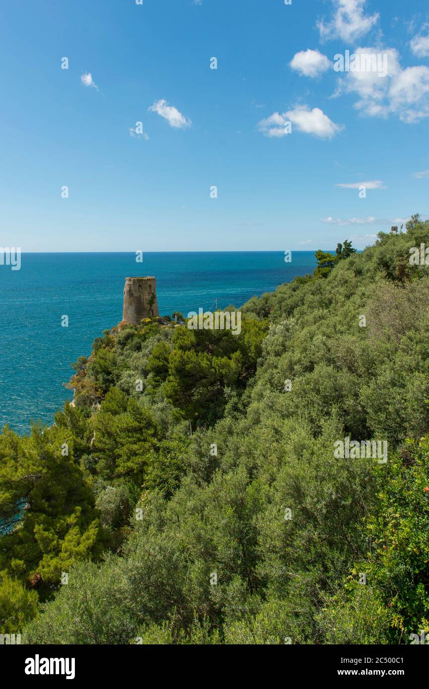 Vue sur la tour de Praiano, une communauté de la province de Salerne dans la région Campanie du sud-ouest de l'Italie et est située sur la côte amalfitaine. Banque D'Images