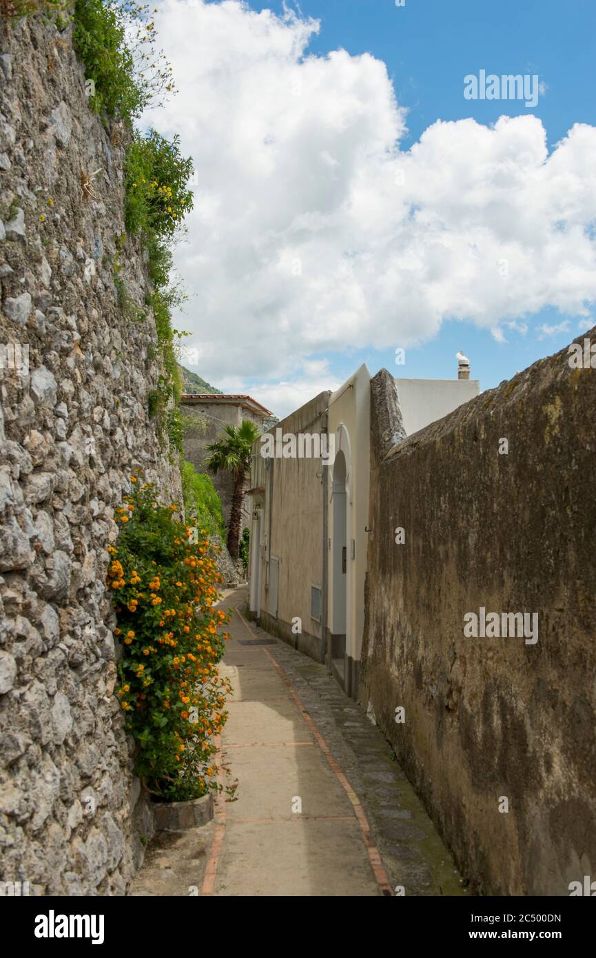 Ruelle étroite à Praiano, une communauté de la province de Salerne dans la région Campanie du sud-ouest de l'Italie qui est située sur la côte amalfitaine. Banque D'Images