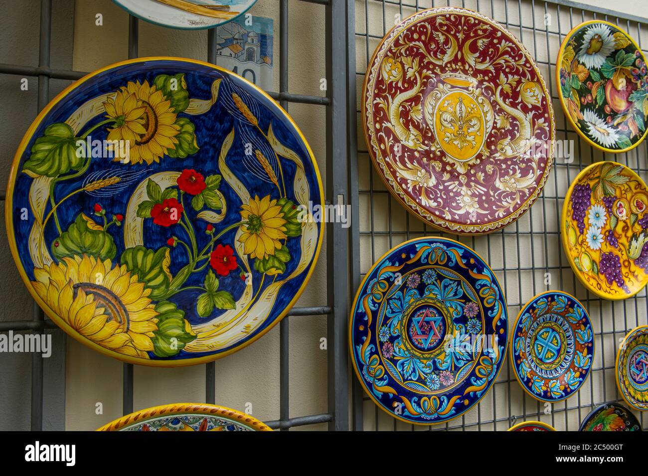 Scène de rue avec des céramiques colorées à vendre à Ravello, une ville au-dessus de la côte amalfitaine, Italie. Banque D'Images