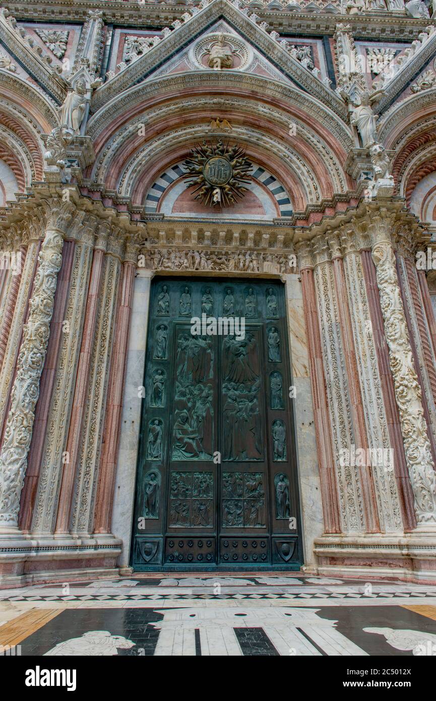 Détail du portail en bronze de la cathédrale de Sienne de Santa Maria, mieux connue sous le nom de Duomo, une église médiévale en marbre de Sienne, Toscane, Italie de gothique Banque D'Images