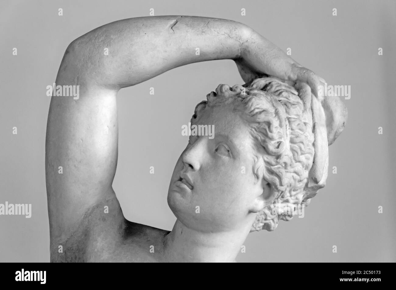 Photo en noir et blanc montrant le détail de la sculpture romaine antique d'une belle femme posant Banque D'Images