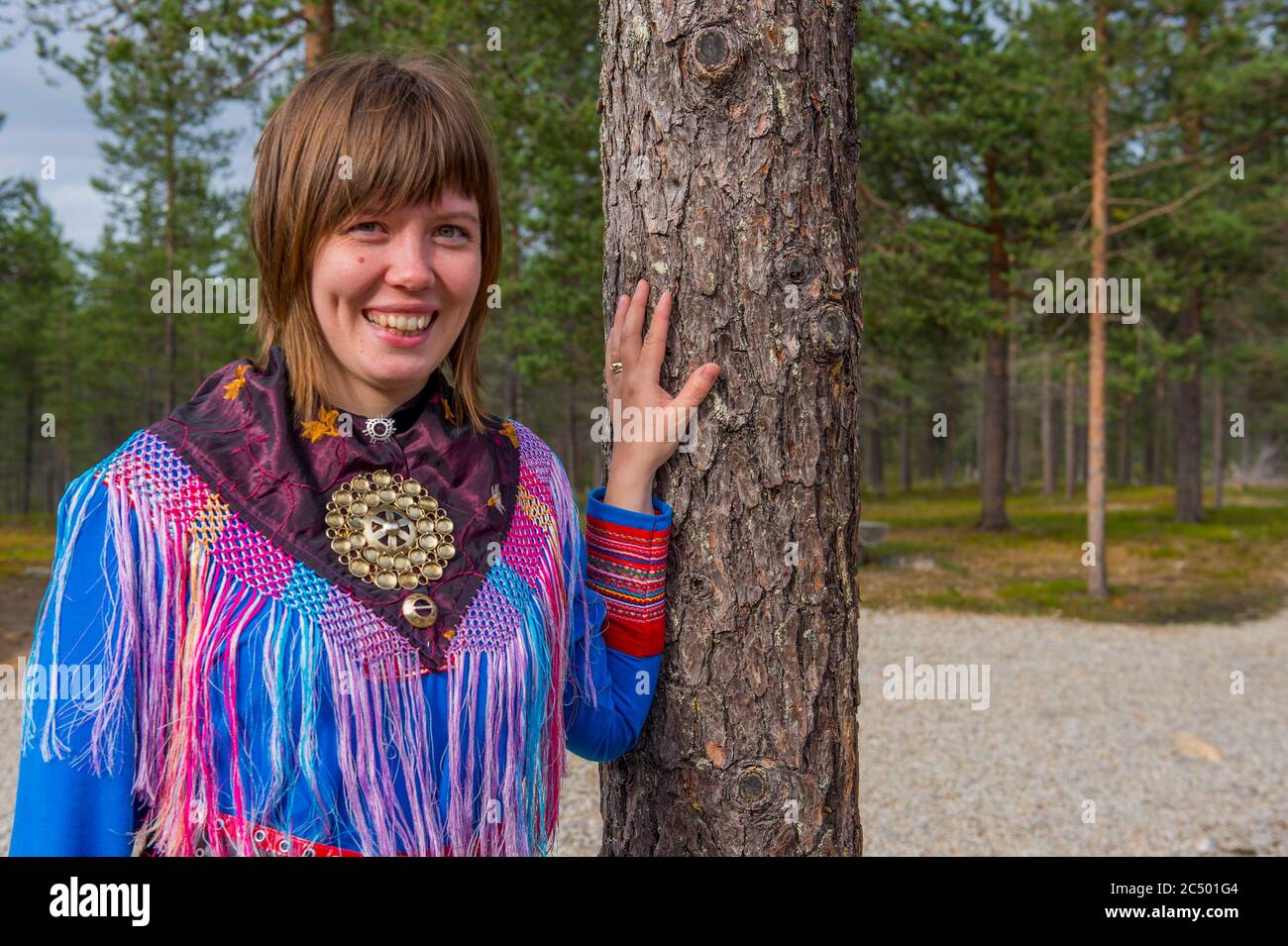 Portrait d'une jeune sâme vêtue de vêtements traditionnels près d'Ivalo, un village d'Inari, en Laponie, dans le nord de la Finlande. Banque D'Images