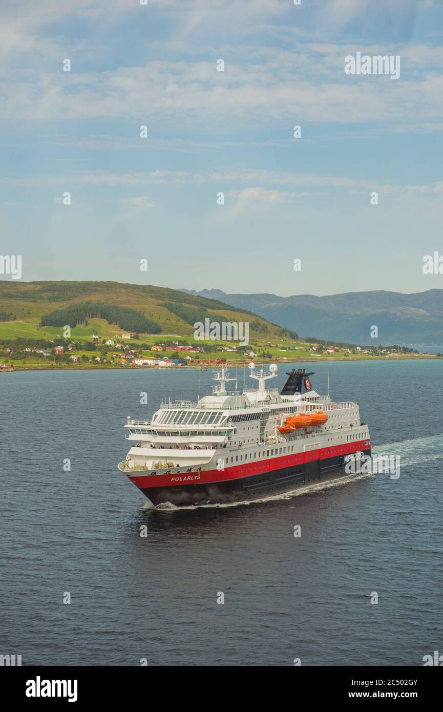 Vue de MS Polarlys depuis le pont Sortland à Sortland, comté de Troms, îles Lofoten, Norvège. Banque D'Images