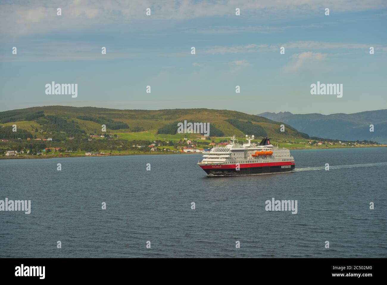 Vue de MS Polarlys depuis le pont Sortland à Sortland, comté de Troms, îles Lofoten, Norvège. Banque D'Images