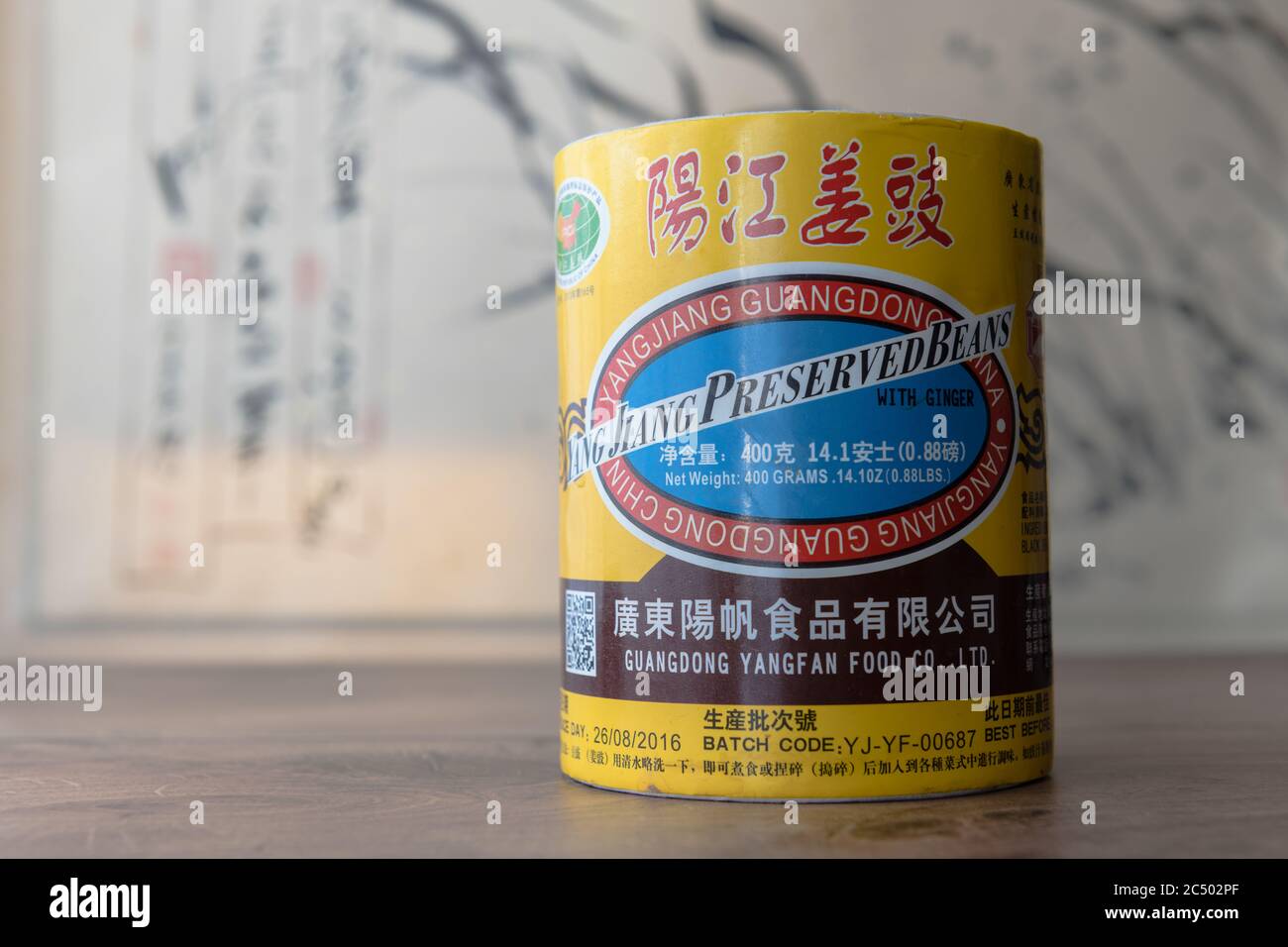 Un contenant en carton d'une marque chinoise célèbre de haricots noirs salés conservés au gingembre, un ingrédient important de la cuisine chinoise. Banque D'Images