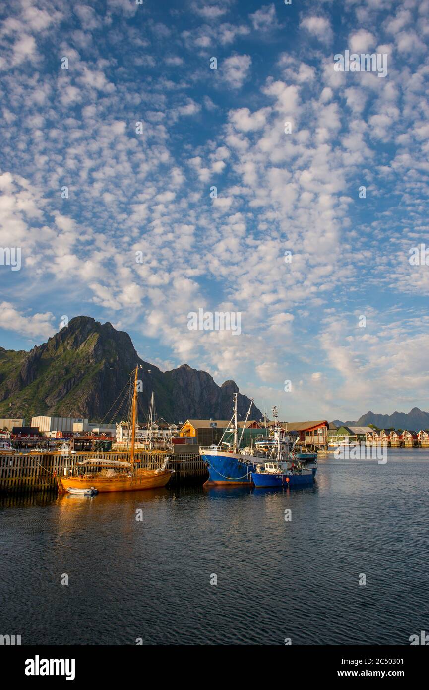 Le port de Svolvaer dans le comté de Nordland, îles Lofoten, Norvège. Avec un vieux voilier en bois Banque D'Images