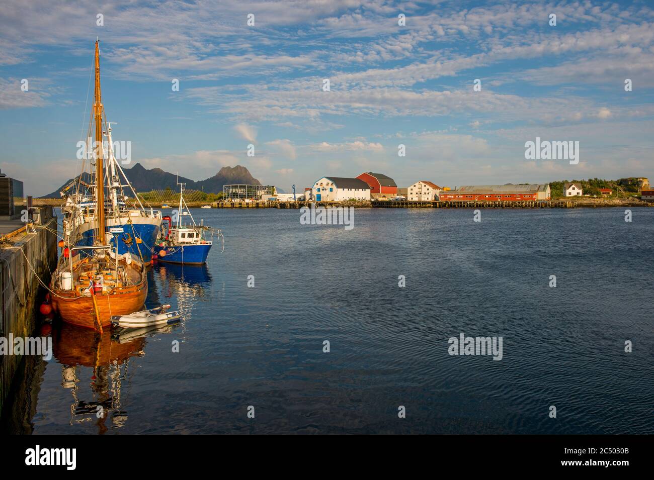 Le port de Svolvaer dans le comté de Nordland, îles Lofoten, Norvège. Avec un vieux voilier en bois Banque D'Images
