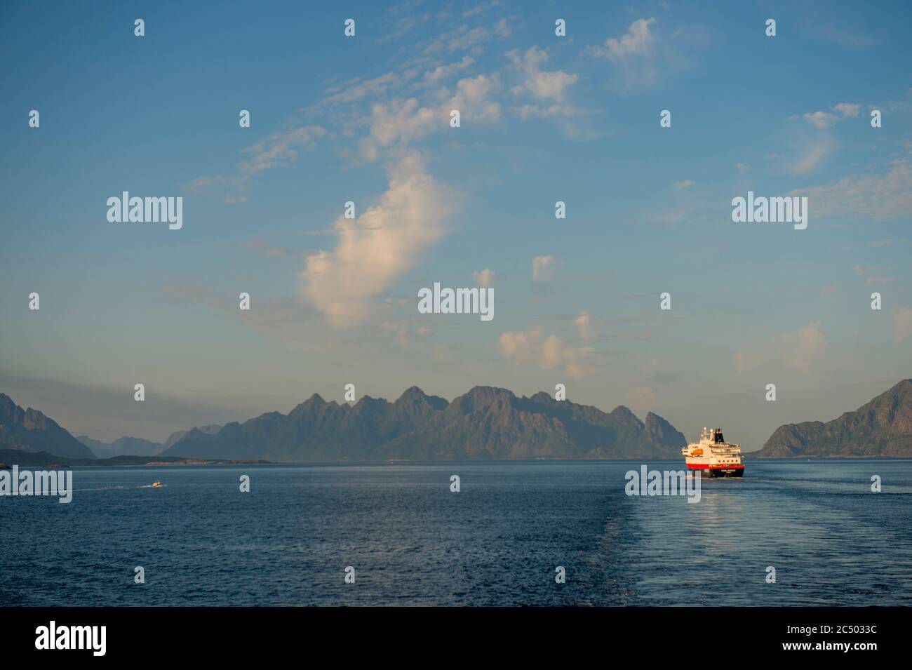 Navire Hurtigruten MS Kong Harald près de Svolvaer dans le comté de Nordland, îles Lofoten, Norvège. Banque D'Images