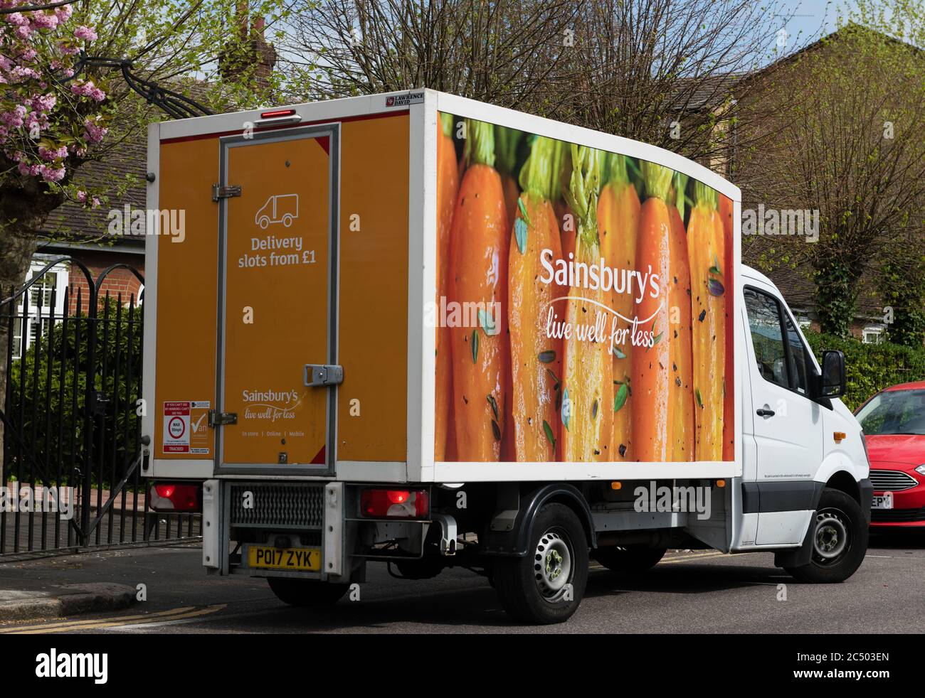 Une fourgonnette de livraison appartenant au supermarché Sainsbury garée sur une route pour livrer à ses clients en ligne. Banque D'Images