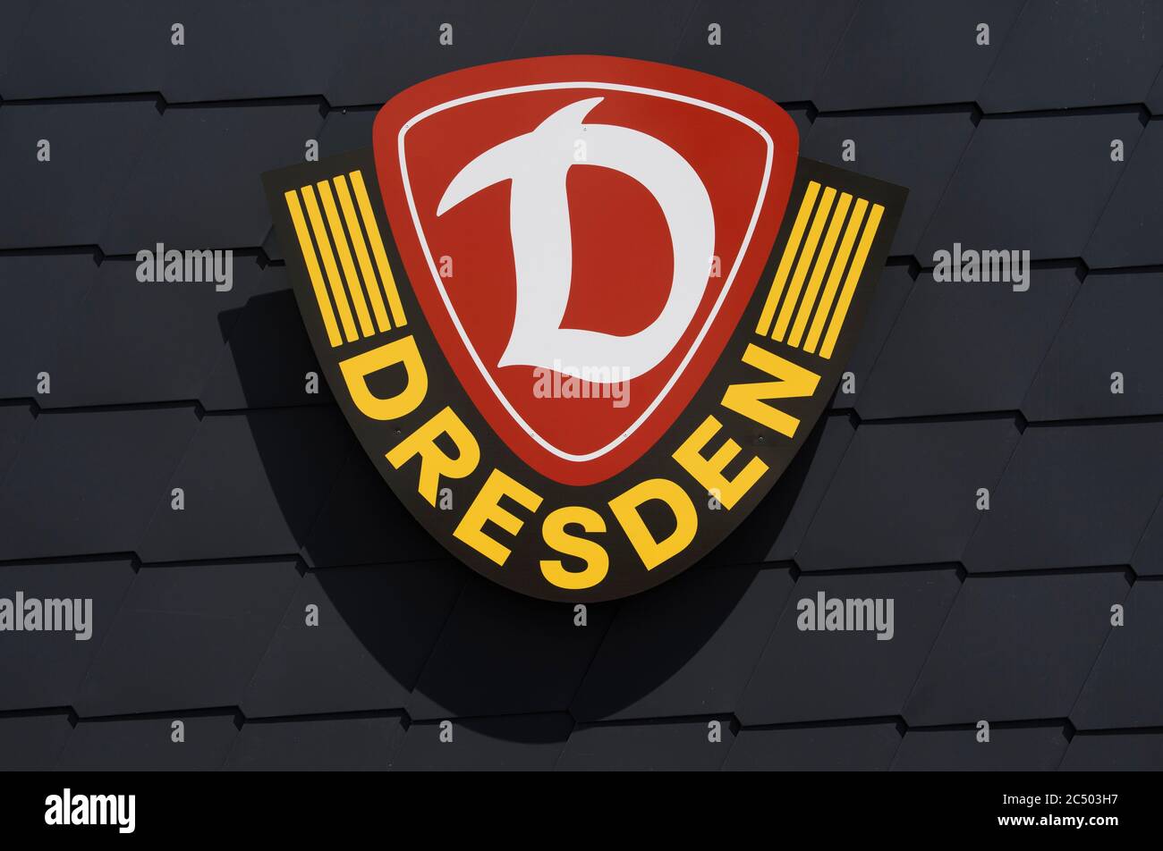 Dresde, Allemagne. 26 juin 2020. Un logo de SG Dynamo Dresden est attaché à la façade du centre de formation avec le nom 'AOK plus Walter Fritz Academy'. Crédit : Robert Michael/dpa-Zentralbild/dpa/Alay Live News Banque D'Images
