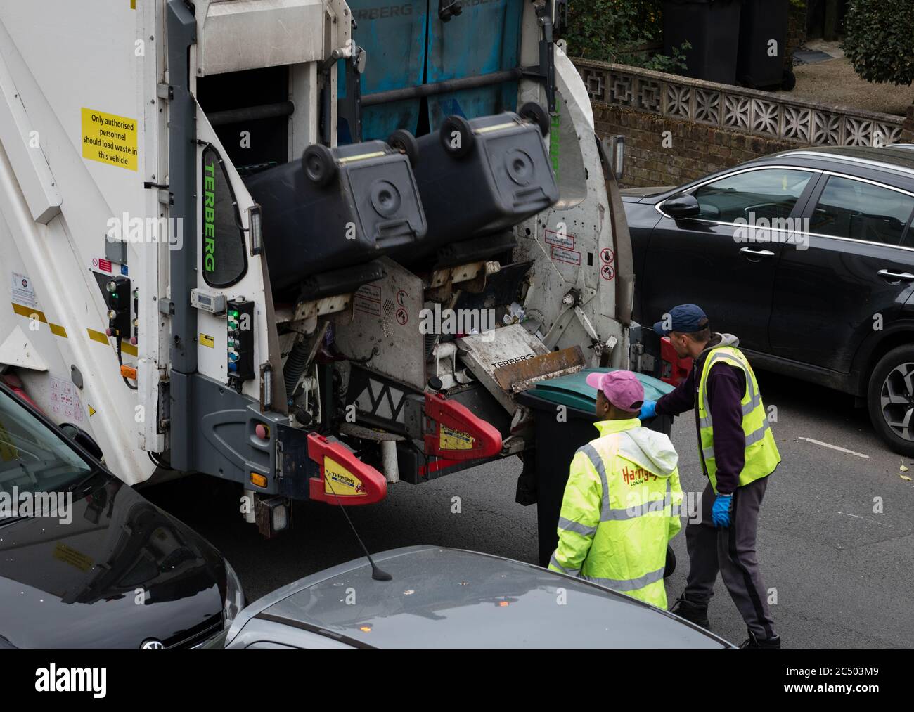 Travailleurs de la société Veolia, une société de gestion des déchets, qui effectue une collecte des déchets. Banque D'Images