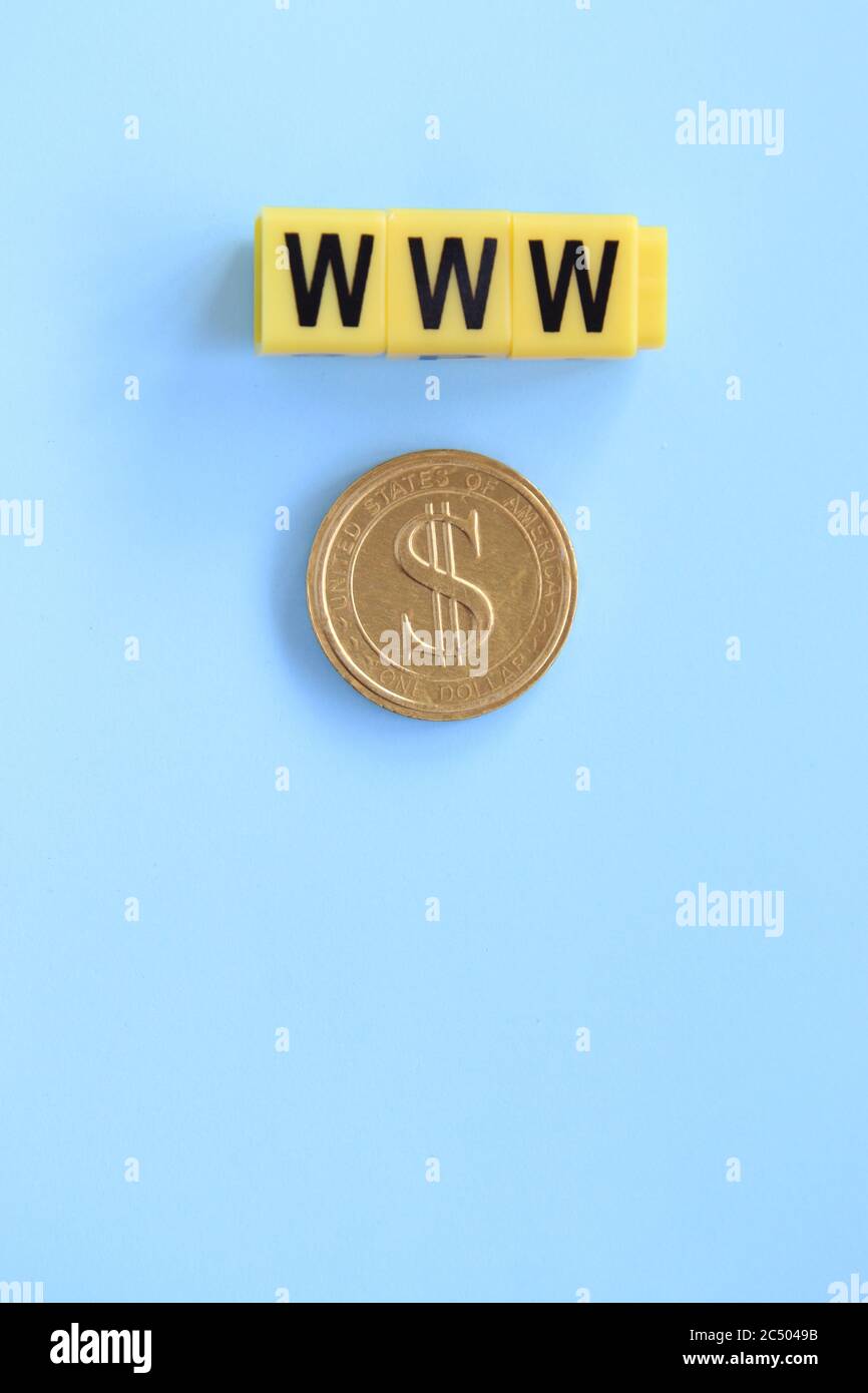 commerce en ligne, inscription de cubes jaunes sur fond bleu Banque D'Images