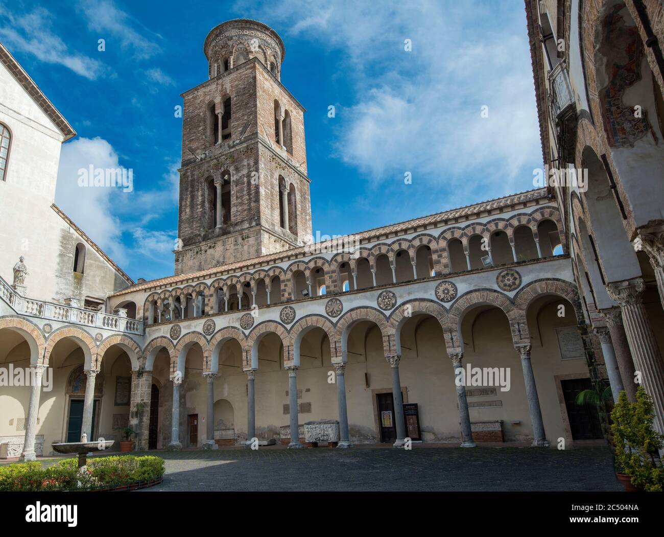 La cathédrale Saint Matthieu (San Matteo) est la principale église de la ville de Salerne et une attraction touristique majeure, Salerne, Campanie, Italie Banque D'Images