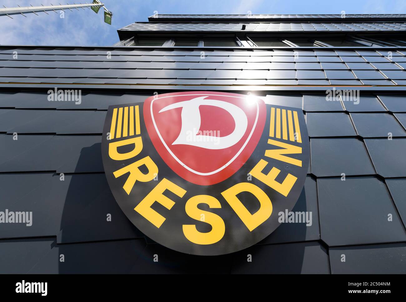 Dresde, Allemagne. 26 juin 2020. Un logo de SG Dynamo Dresden est attaché à la façade du centre de formation avec le nom 'AOK plus Walter Fritz Academy'. Crédit : Robert Michael/dpa-Zentralbild/dpa/Alay Live News Banque D'Images