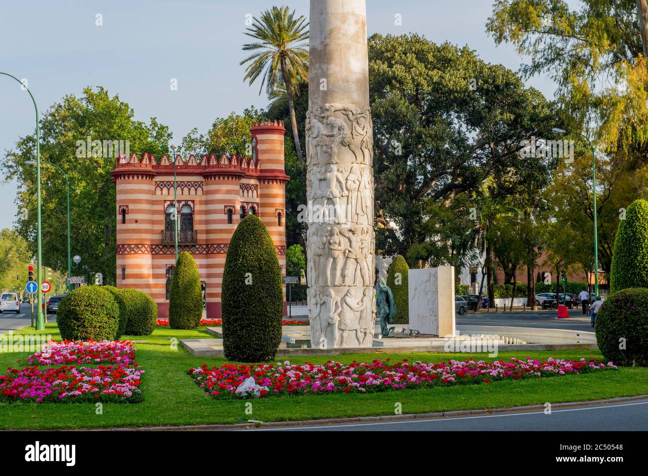 Un bâtiment et des sculptures dans le jardin del las Delicias dans la ville de Séville, Espagne. Banque D'Images