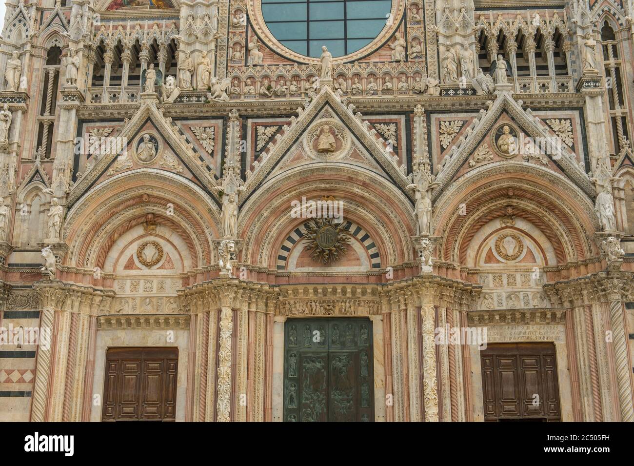 Détail de l'architecture de la cathédrale de Sienne de Santa Maria, mieux connue sous le nom de Duomo, est une église médiévale en marbre à Sienne, Toscane, Italie de Gothi Banque D'Images