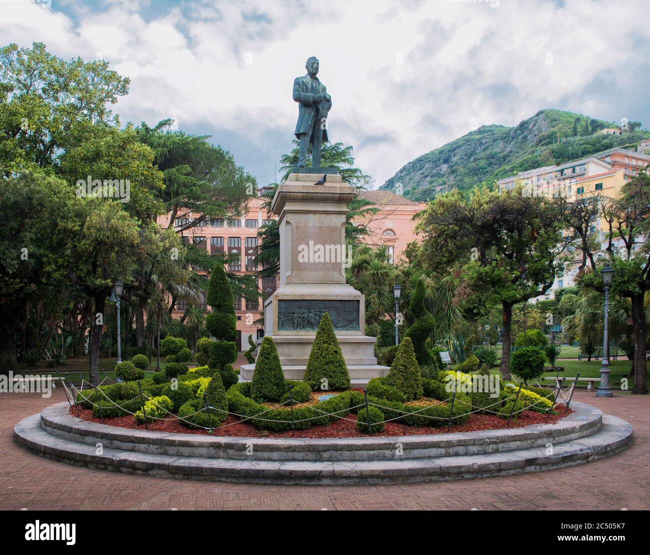 Statue au patriote italien, homme politique Giovanni Nicotera dans la Villa Comunale, Salerno, Campanie, Italie Banque D'Images