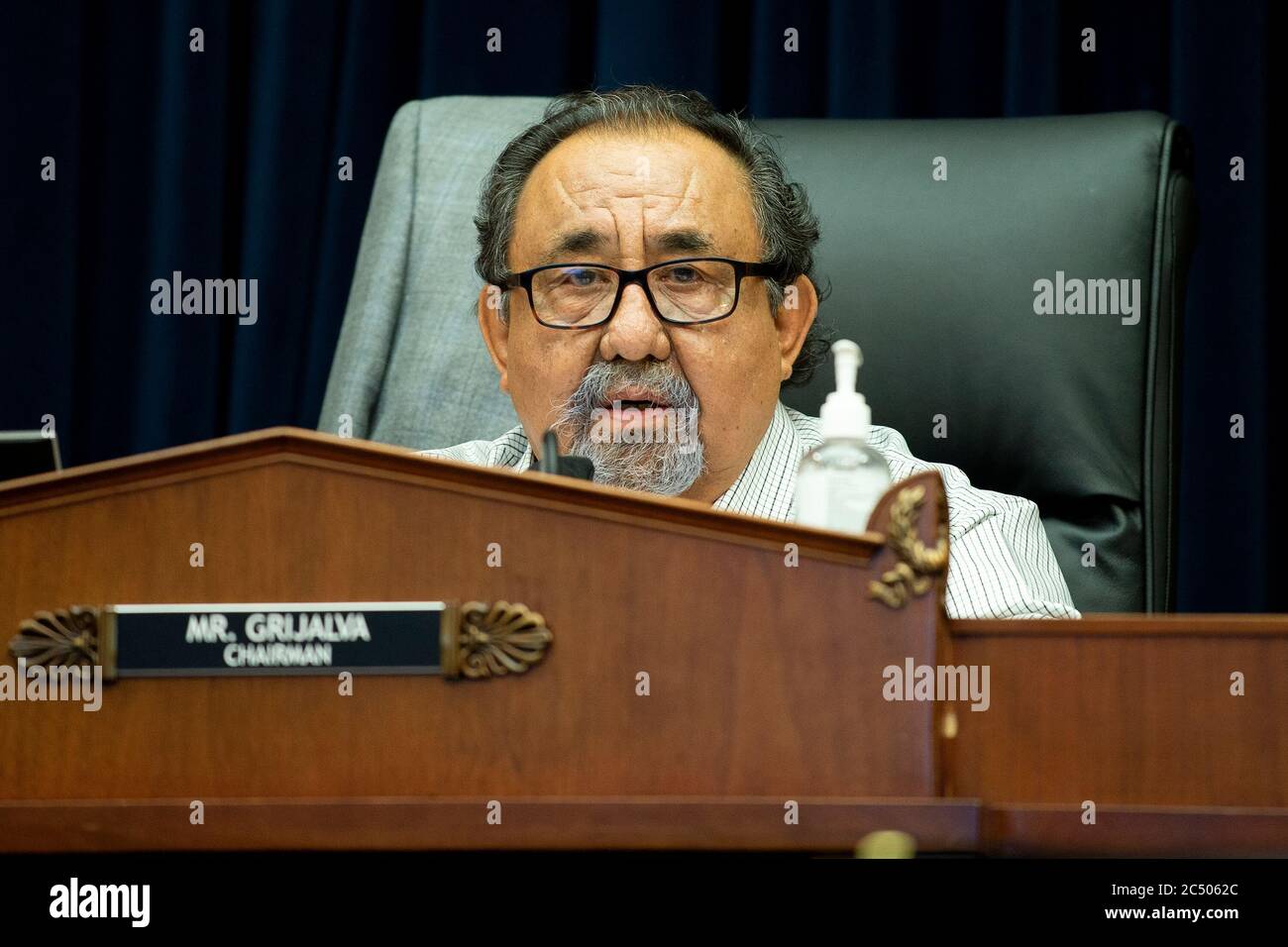 Le président de la Commission des ressources naturelles de la Maison des États-Unis, Raul Grijalva (démocrate de l'Arizona), fait une déclaration de clôture lors d'une audience tenue le lundi 29 juin, 2020 discuter de l'incident récent avec la police du parc des États-Unis qui a enlevé des manifestants et des journalistes le 1er juin à l'église épiscopale de Saint-Jean près de la Maison Blanche pour que le président Trump mène une photo op.Credit: Bonnie Cash/Pool via CNP | usage dans le monde entier Banque D'Images