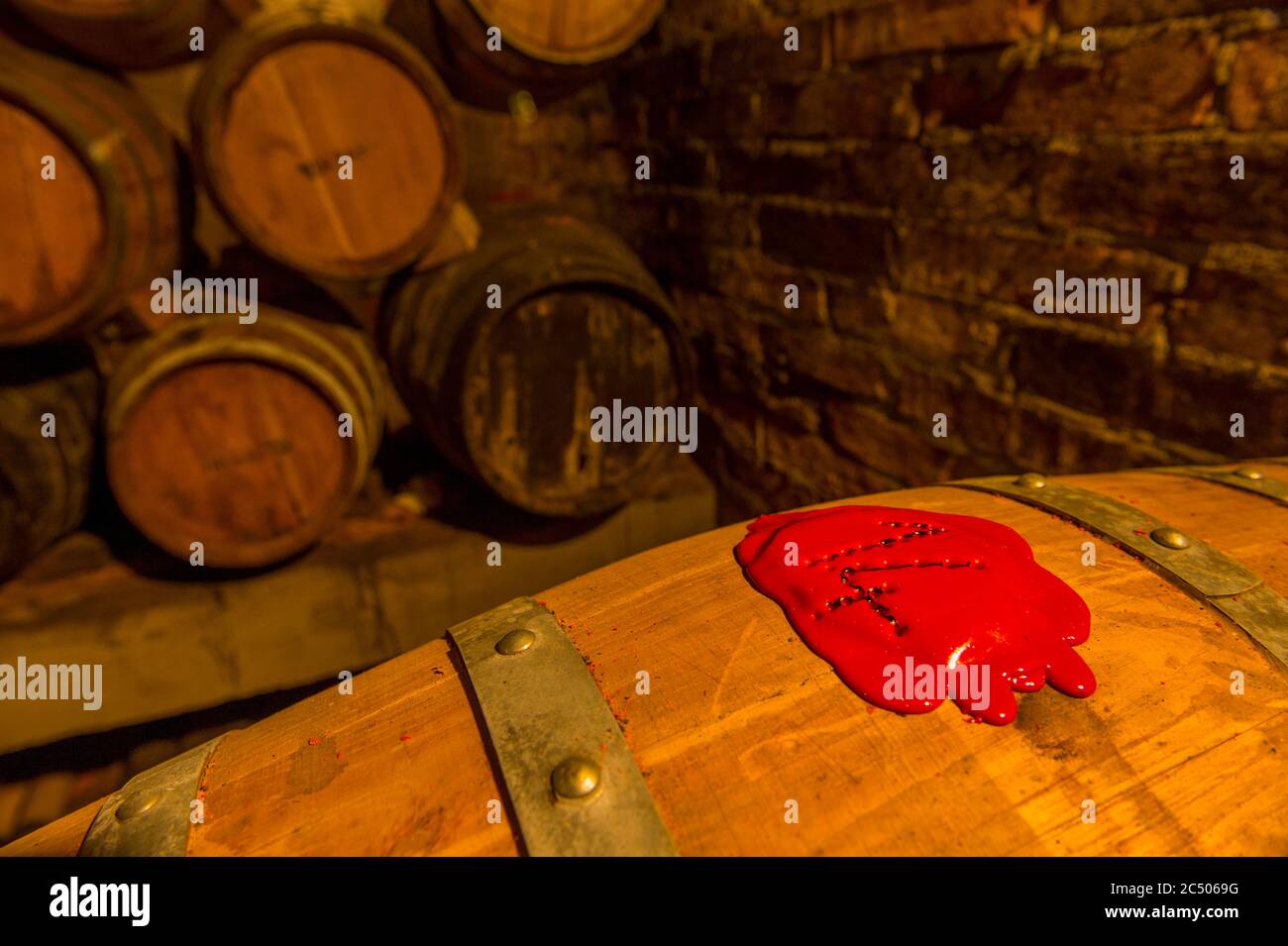 Cachez sur le fût à vin dans la cave à vin de la cave Santa Anna près de Montepulciano en Toscane, Italie. Banque D'Images