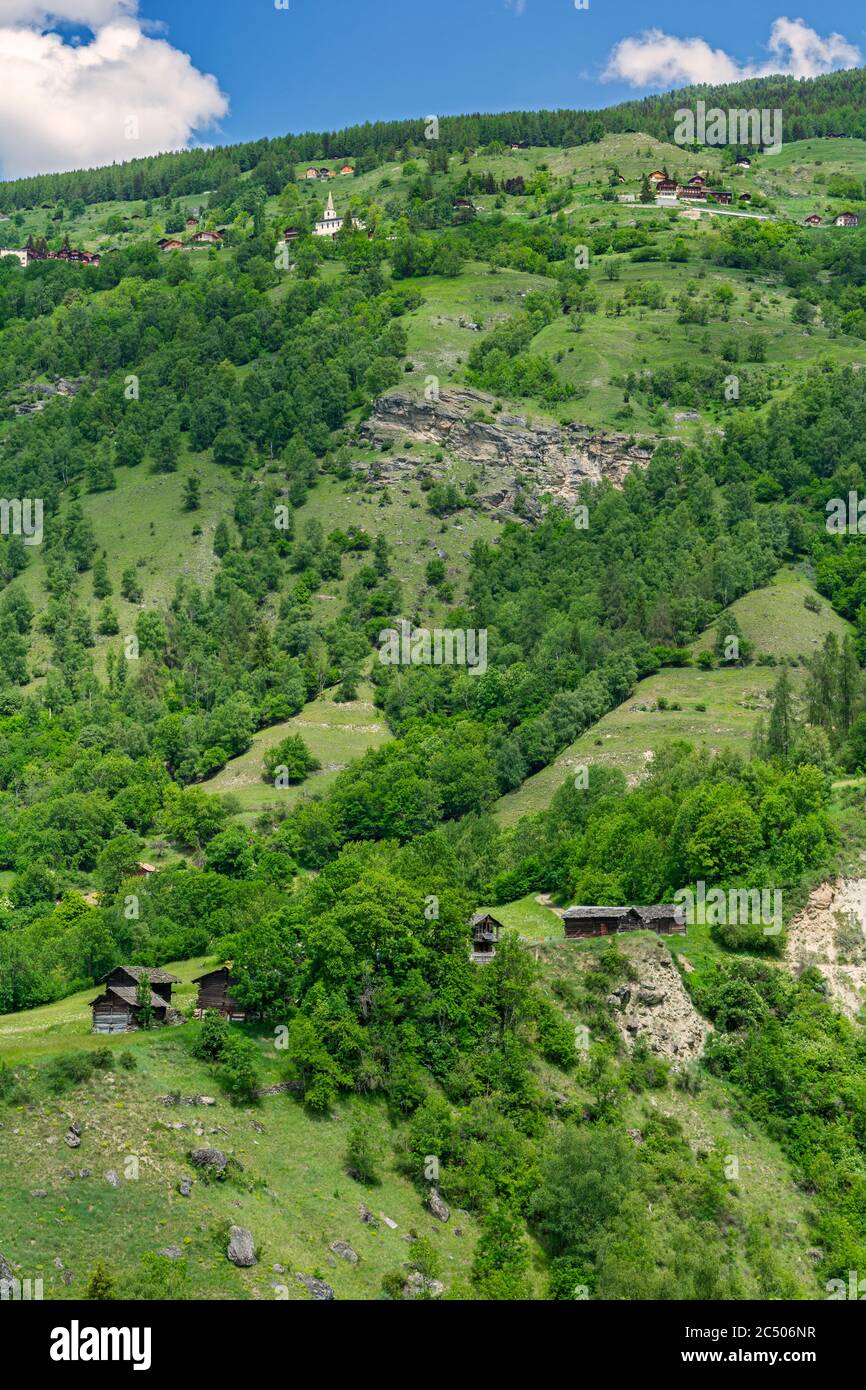 Suisse, canton du Valais, Val d'Herens, vieux bâtiments en bois à flanc de colline près de Saint-Martin Banque D'Images
