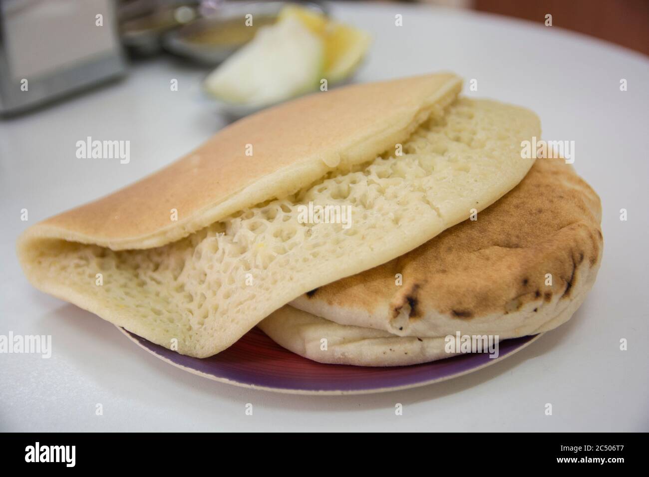 Lahoh, un pain spongieux, semblable à une crêpe, originaire du Yémen, de Somalie et de Djibouti Banque D'Images