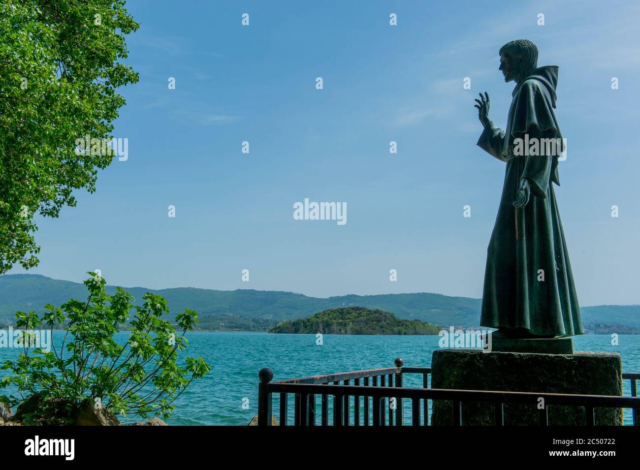 Statue de Saint François d'Assise, qui vivait comme ermite sur l'île Maggiore, au lac Trasimeno, en Ombrie, en Italie. Banque D'Images