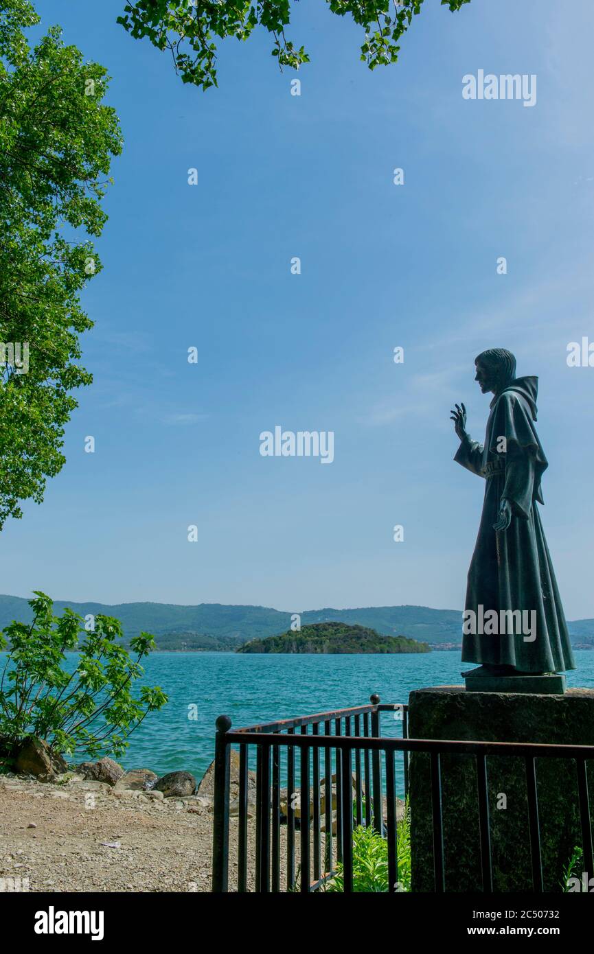Statue de Saint François d'Assise, qui vivait comme ermite sur l'île Maggiore, au lac Trasimeno, en Ombrie, en Italie. Banque D'Images