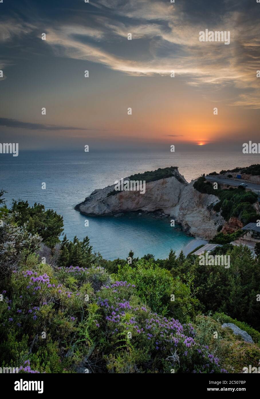 Coucher de soleil sur l'île de Lefkada, Grèce, avec une belle nature, soleil, mer et plages. Banque D'Images