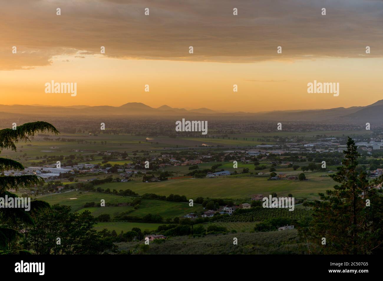 Vue le soir sur la vaste plaine du système fluvial de Clitunno depuis Trevi, une ancienne ville de l'Ombrie, Italie, sur le flanc inférieur du Mont Banque D'Images