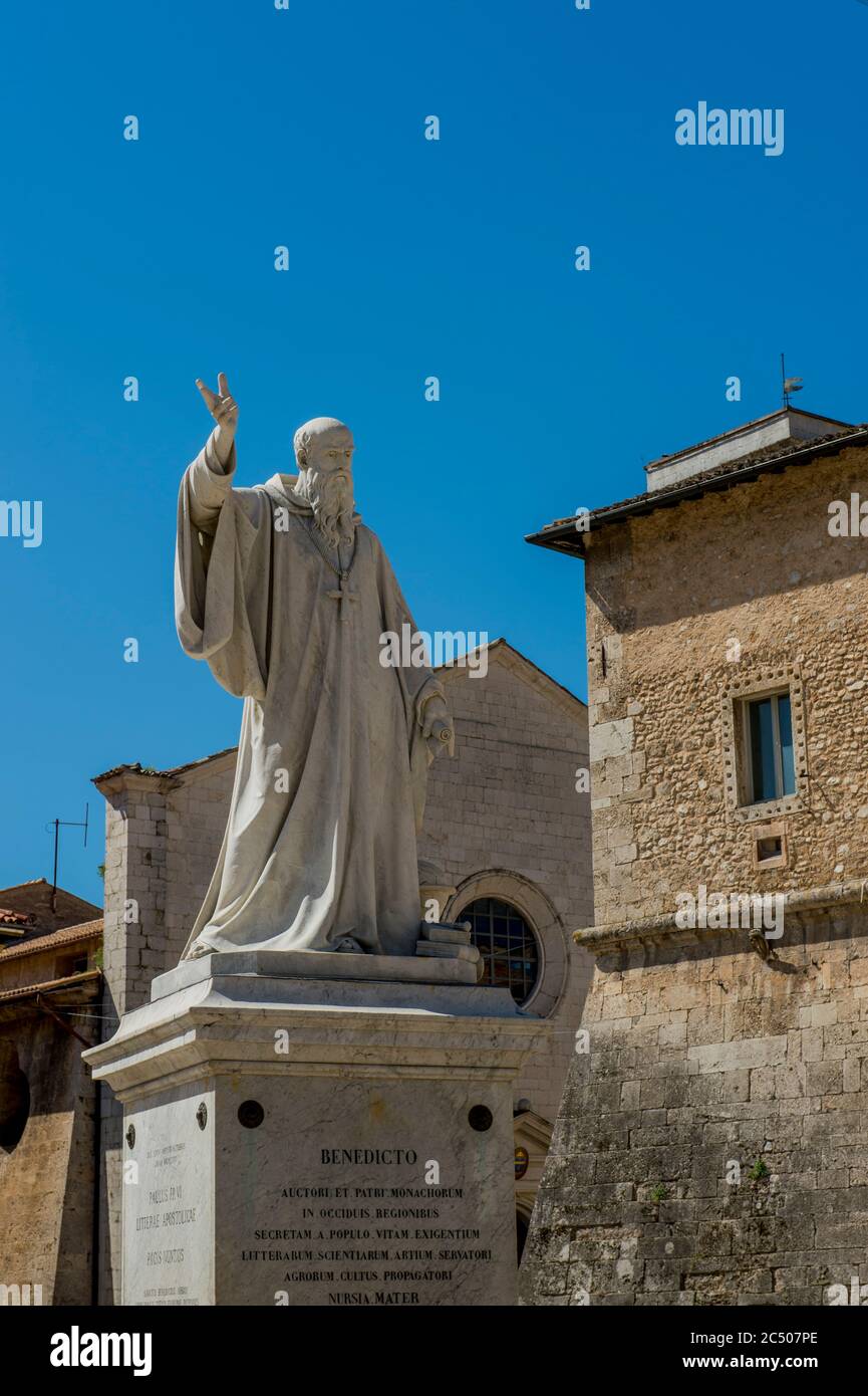 La statue de Saint Benoît sur la place principale de la ville de Norcia dans la province de Pérouse, dans le sud-est de l'Ombrie, en Italie. Banque D'Images