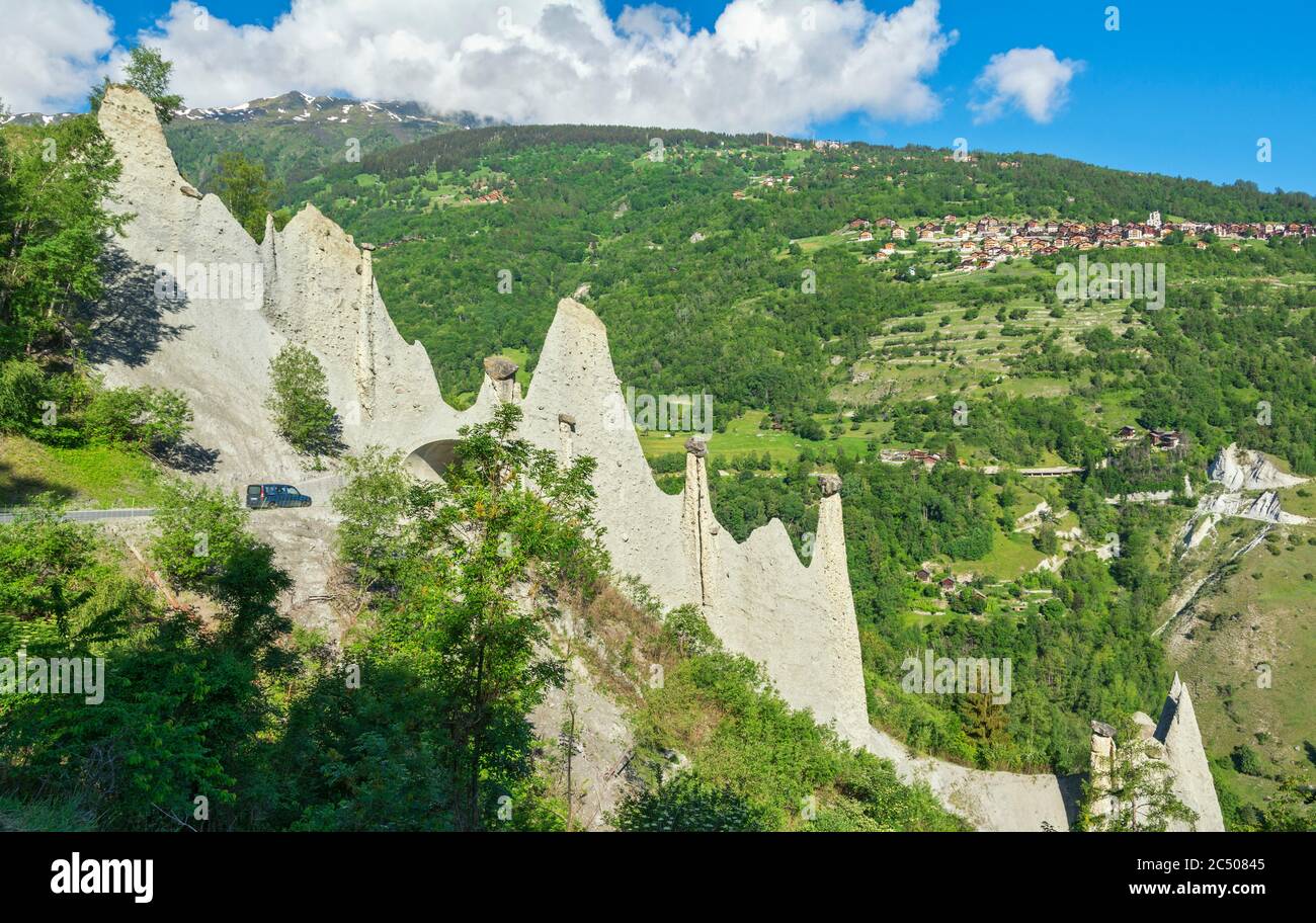 Suisse, canton du Valais, Val d'Herens, les pyramides d'Euseigne, formés par l'érosion de débris morainiques mous Banque D'Images