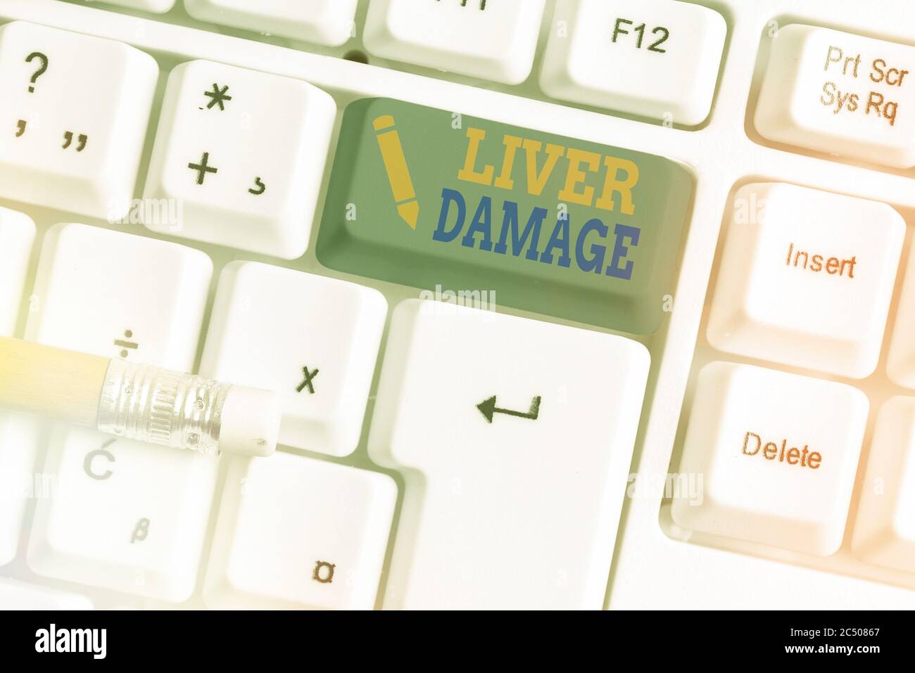 Écriture conceptuelle montrant des lésions hépatiques. Concept signifiant tout trouble de la cirrhose du foie ou de la cicatrisation du foie blanc pc clavier avec empt Banque D'Images