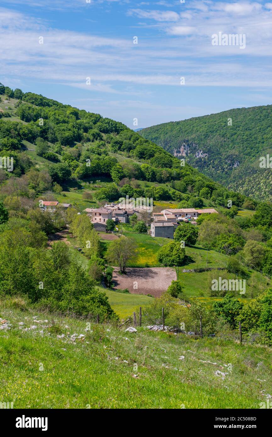 Vue sur Pettino, un petit village dans les montagnes près de Campello sul Clitunno dans la province de Pérouse, Ombrie, Italie centrale. Banque D'Images