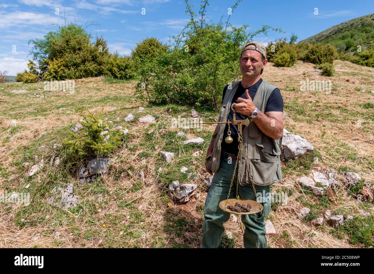 Un chasseur de truffes pèse des truffes près de Pettino, un petit village dans les montagnes près de Campello sul Clitunno dans la province de Pérouse, Ombrie, ce Banque D'Images