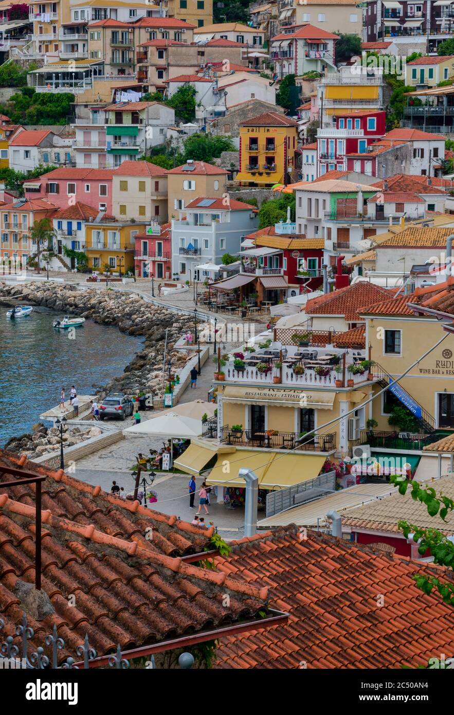 Une vue imprenable sur la ville balnéaire de Parga, Grèce avec ses bâtiments colorés et de nombreuses entreprises de restauration pour les touristes dans cette station de vacances populaire. Banque D'Images