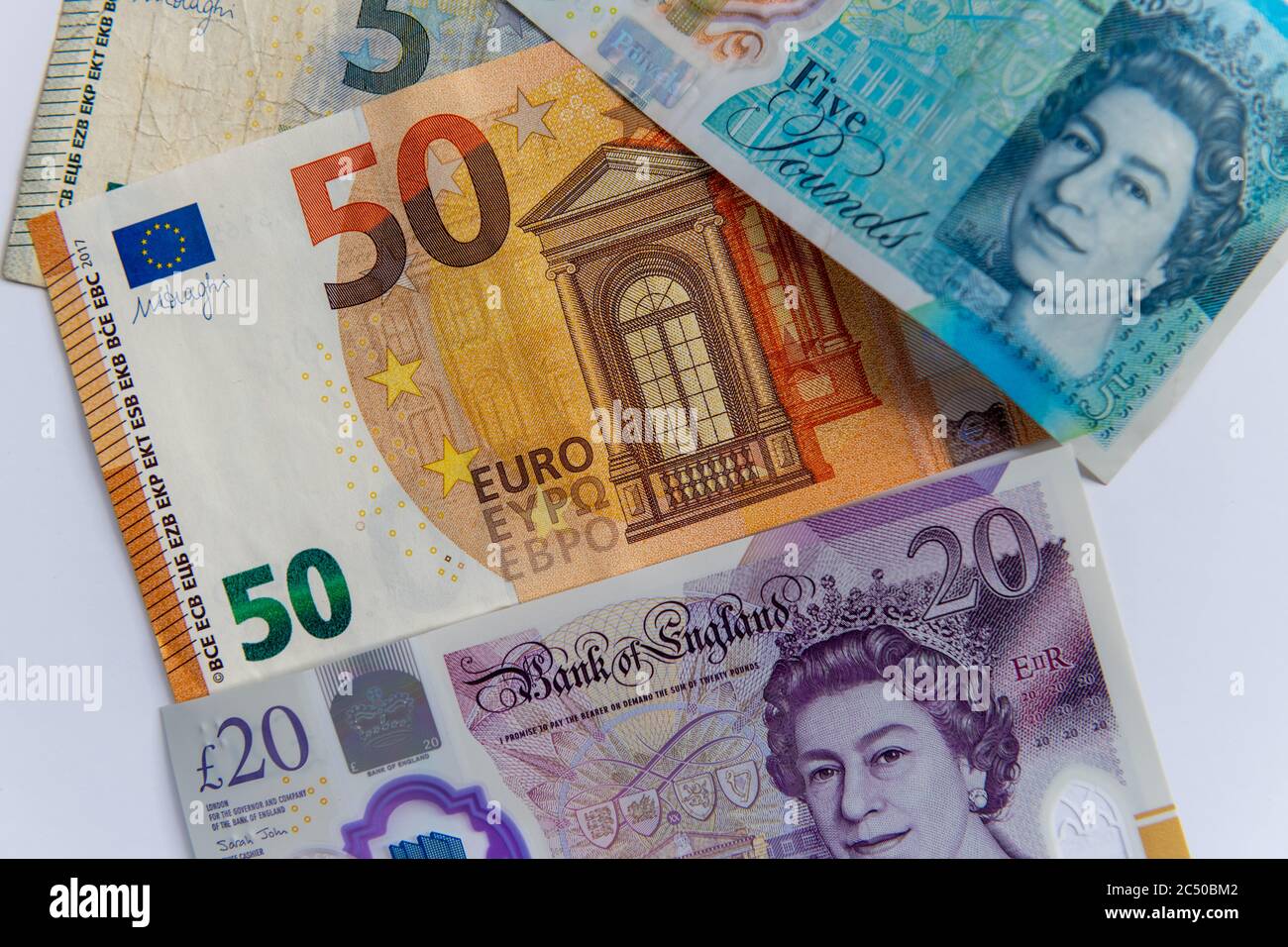 Les cinq et vingt billets de banque britannique Pound et les cinq et cinquante billets de banque Euro. Banque D'Images