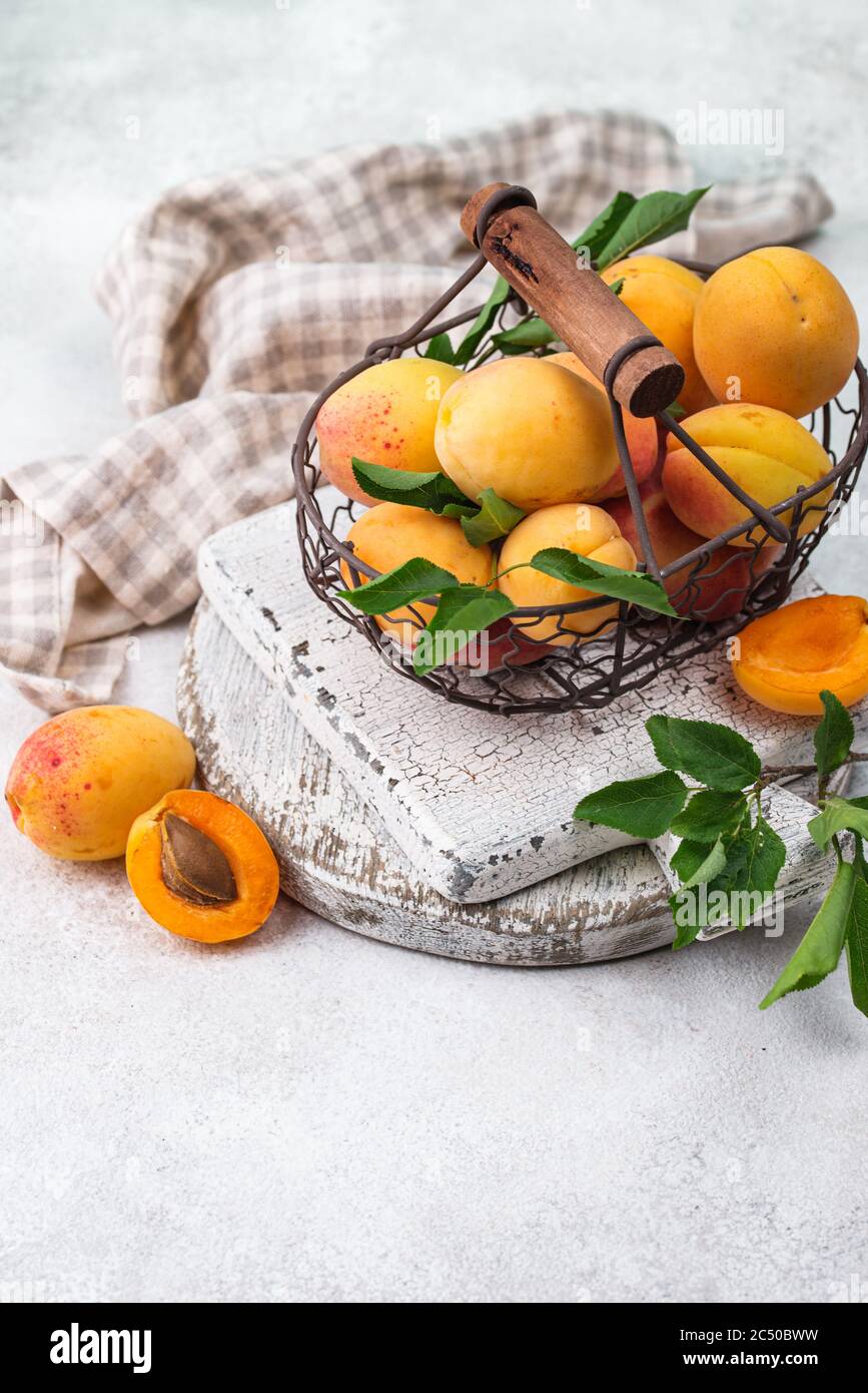 Abricots frais mûrs dans un panier Banque D'Images
