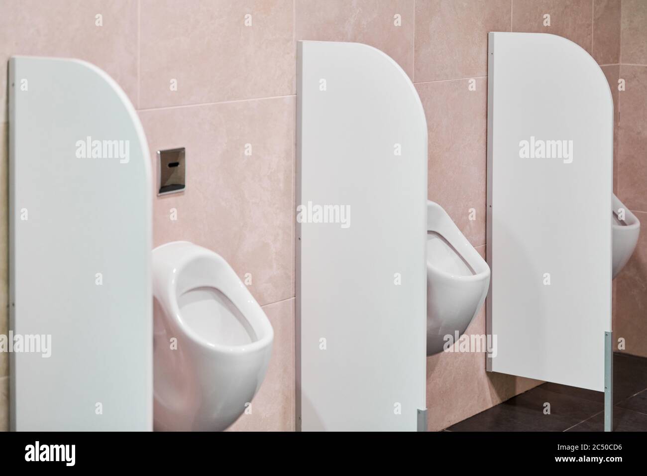 Urinoir dans les toilettes publiques pour hommes. Urinoir avec barrières de  protection de l'intimité et capteur de contrôle de l'encastrement dans le  centre commercial. Toilettes Photo Stock - Alamy