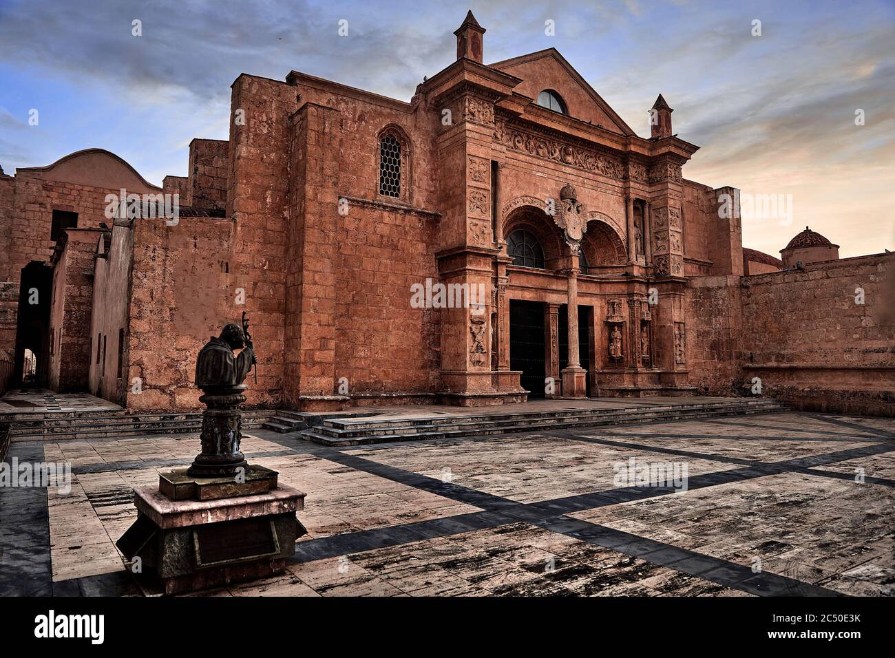Extérieur de l'entrée principale de la cathédrale de Santa Maria la Menor. C'est la plus ancienne cathédrale des Amériques. Saint-Domingue, République dominicaine Banque D'Images