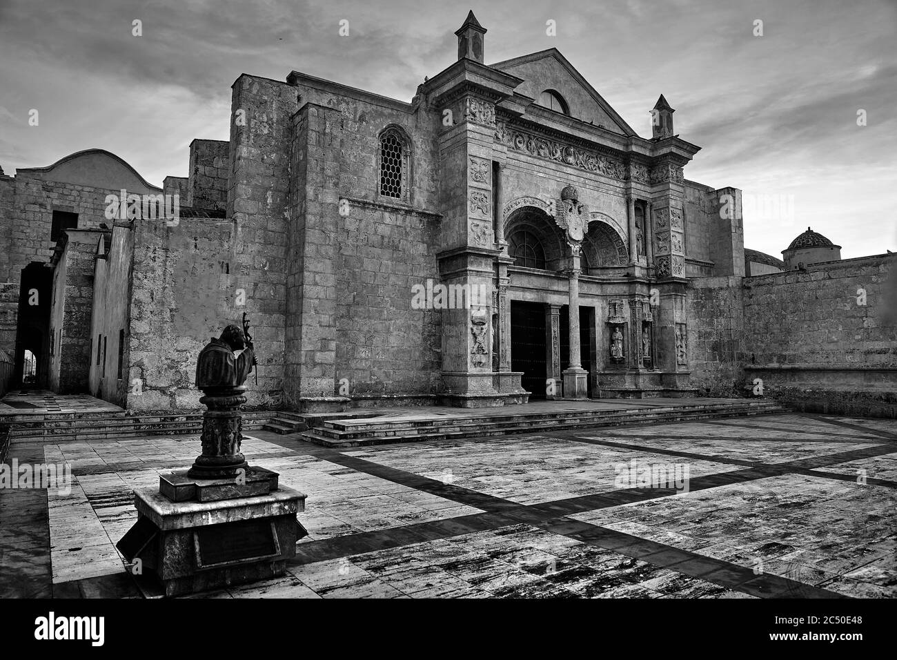 Extérieur de l'entrée principale de la cathédrale de Santa Maria la Menor. C'est la plus ancienne cathédrale des Amériques. Saint-Domingue, République dominicaine Banque D'Images
