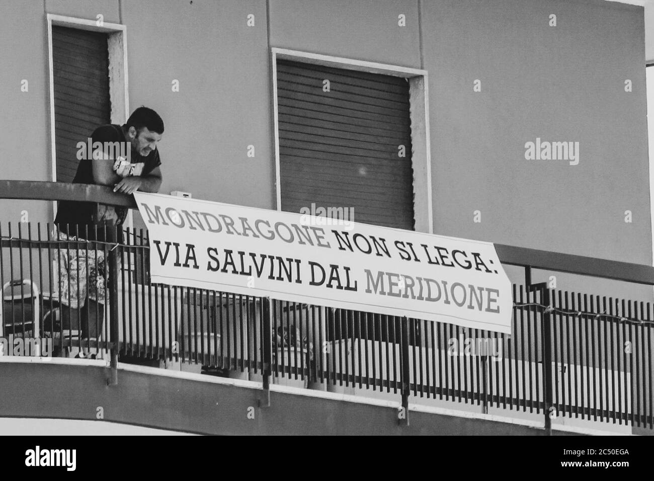 Mondragone, Campanie, Italie. 29 juin 2020. Italie, 29/06/2020, le dirigeant de la droite italienne Séné. Matteo Salvini de la Ligue du Nord est allé aujourd'hui à Mondragone dans la zone rouge où il y a beaucoup de cas de Covid-19. Quand le politicien est arrivé, il y a eu beaucoup de protestations et d'accusations de police. Crédit : Fabio Sasso/ZUMA Wire/Alay Live News Banque D'Images