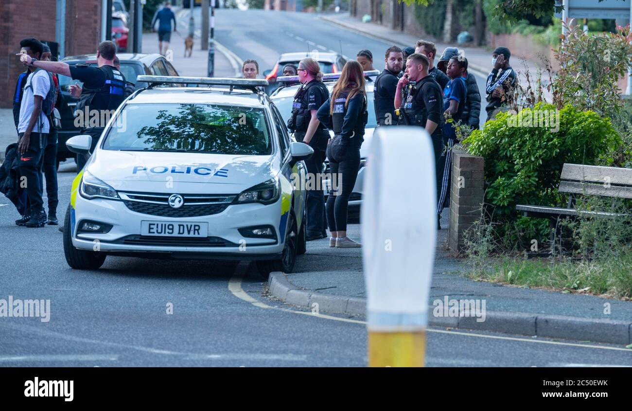 Brentwood Essex 29 juin 2020 la police d'Essex a été mobilisée pour gérer de grands groupes de jeunes qui se sont présentés dans la ville pour un média social annoncé rave qui n'a pas eu lieu. Crédit : Ian Davidson/Alay Live News Banque D'Images