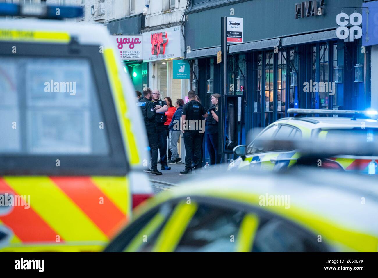 Brentwood Essex 29 juin 2020 la police d'Essex a été mobilisée pour gérer de grands groupes de jeunes qui se sont présentés dans la ville pour un média social annoncé rave qui n'a pas eu lieu. Crédit : Ian Davidson/Alay Live News Banque D'Images