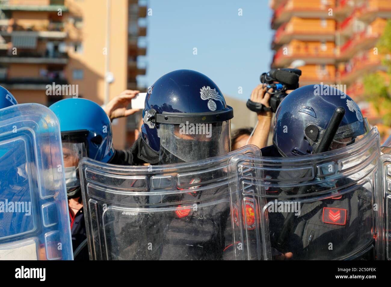 Mondragone, Campanie, Italie. 29 juin 2020. Italie, 29/06/2020, le dirigeant de la droite italienne Séné. Matteo Salvini de la Ligue du Nord est allé aujourd'hui à Mondragone dans la zone rouge où il y a beaucoup de cas de Covid-19. Quand le politicien est arrivé, il y a eu beaucoup de protestations et d'accusations de police. Crédit : Fabio Sasso/ZUMA Wire/Alay Live News Banque D'Images