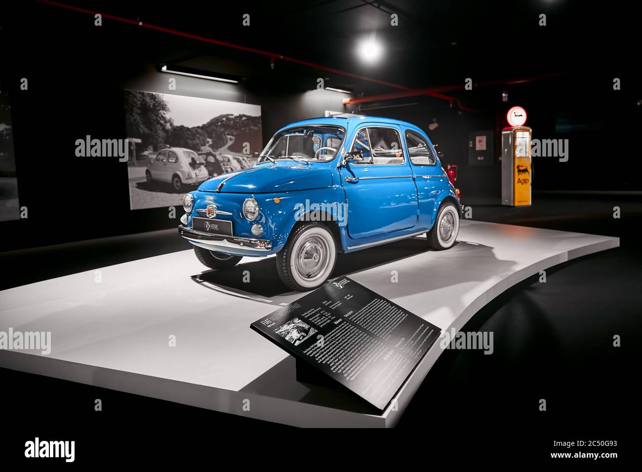 Fiat Nuova 500 (1960). Petite voiture italienne. Voiture rétro. Exposition de voitures classiques - Centre Heydar Aliyev, Bakou, Azerbaïdjan 26,04,2017 Banque D'Images