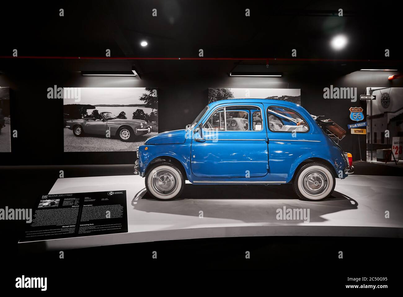 Fiat Nuova 500 (1960). Petite voiture italienne. Voiture rétro. Exposition de voitures classiques - Centre Heydar Aliyev, Bakou, Azerbaïdjan 26,04,2017 Banque D'Images