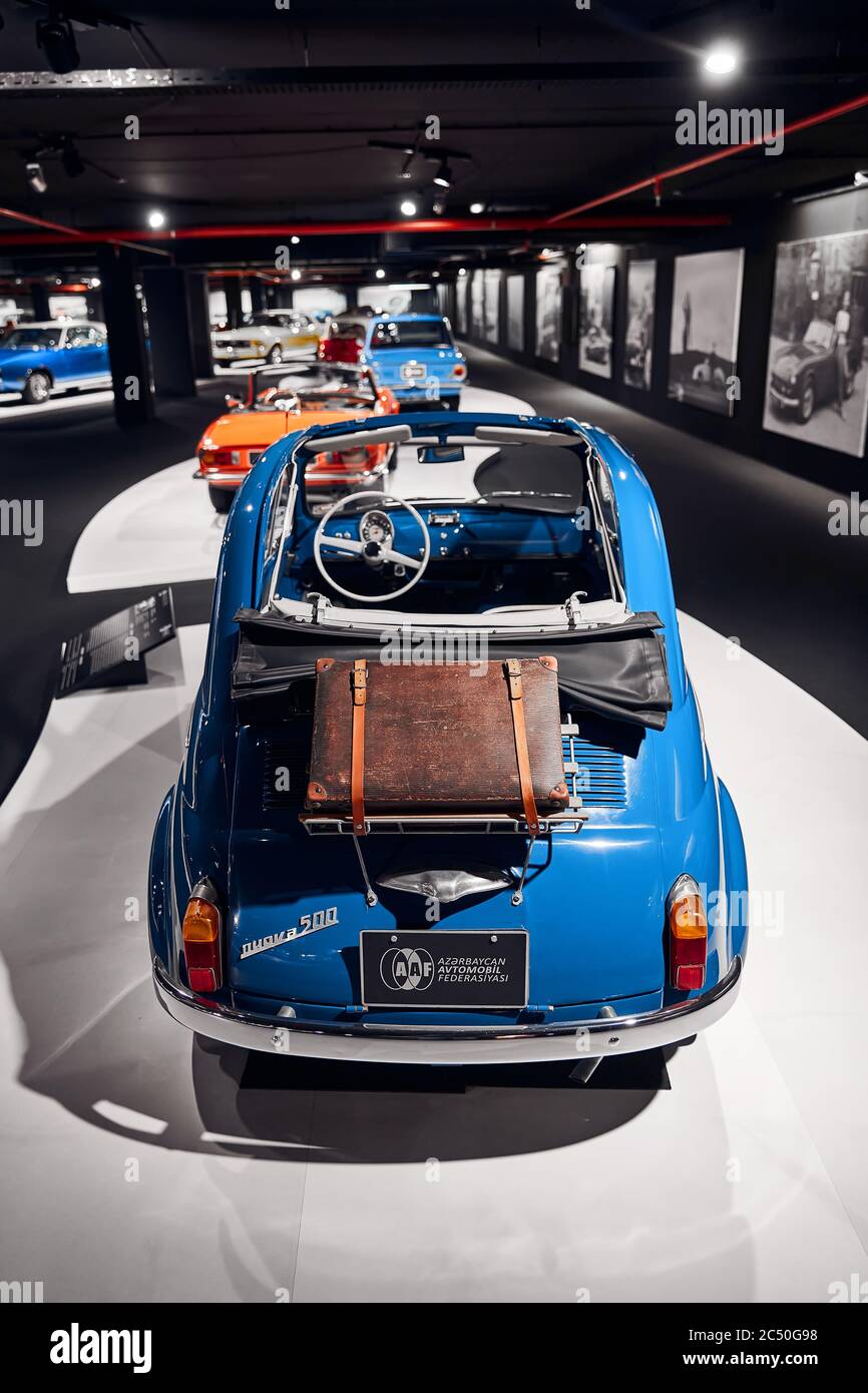 Fiat Nuova 500 (1960). Petite voiture italienne. Voiture rétro. Exposition de voitures classiques - Centre Heydar Aliyev, Bakou, Azerbaïdjan 26,04,2017 Banque D'Images